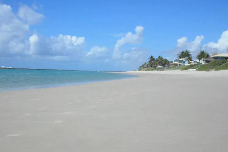 Praia na Barra de São Miguel, em Alagoas. Aumento da procura pelo destino foi de 470% em abril de 2013, em relação ao mesmo mês de 2012 (Wikimedia Commons)