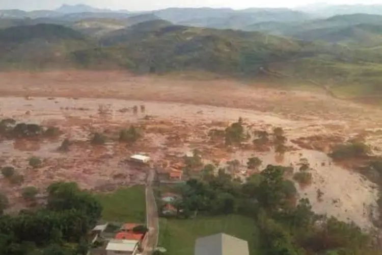 
	Barragem do Fund&atilde;o em MG se rompe: autoridade ambiental de Minas Gerais avalia que a Samarco dever&aacute; encontrar uma solu&ccedil;&atilde;o para o problema nos pr&oacute;ximos meses
 (Corpo de Bombeiros MG/ Divulgação)