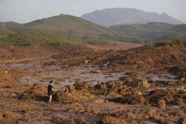 
	Homem em meio &agrave; lama em Mariana ap&oacute;s desastre: Garcia alegou motivos de sa&uacute;de para deixar o cargo
 (Ricardo Moraes/REUTERS)