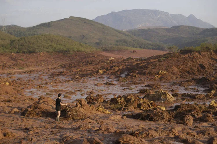 
	Homem em meio &agrave; lama em Mariana ap&oacute;s desastre em 2015: imagens mostram que a mancha na &aacute;gua causada pela lama na foz do Rio Doce ainda est&aacute; muito intensa, diz Ibama
 (Ricardo Moraes/REUTERS)