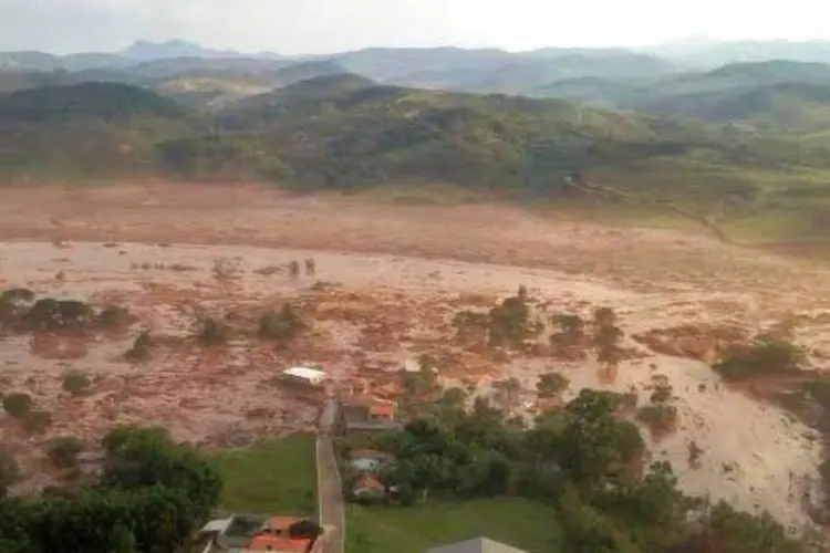 Barragem se rompe e inunda distrito no interior de Minas Gerais (Corpo de Bombeiros/MG - Divulgação/ABr)