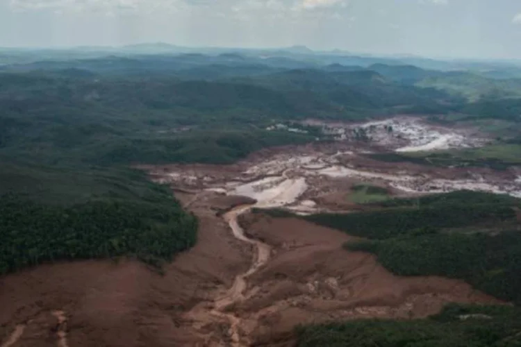 
	Vista a&eacute;rea da do local de rompimento de barragem, em Bento Rodrigues, Minas Gerais: ap&oacute;lice total &eacute; de cerca de 600 milh&otilde;es de d&oacute;lares
 (Christophe Simon/AFP)