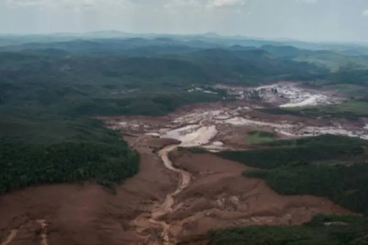 
	Vista a&eacute;rea da do local de rompimento de barragem, em Bento Rodrigues, Minas Gerais: o desastre deixou 25 pessoas desaparecidas
 (Christophe Simon/AFP)
