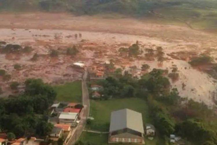 
	Barragem se rompeu no distrito de Bento Rodrigues, em Minas Gerais: a Samarco informou que a empresa tem acompanhado o comportamento da pluma de turbidez que chegou ao oceano
 (Divulgação / Corpo de Bombeiros)