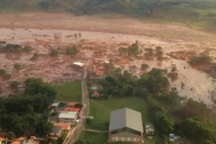 
	Barragem se rompeu no distrito de Bento Rodrigues, em Minas Gerais: at&eacute; o momento, uma pessoa morreu e 28 seguem desaparecidas ap&oacute;s a avalanche de lama que atingiu o povoado na zona rural de Mariana
 (Divulgação / Corpo de Bombeiros)