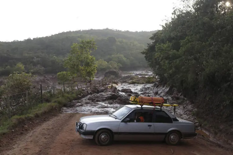 
	Barragem rompida em Minas Gerais: enchentes e o fluxo de lama mataram pelo menos duas pessoas e outras 25 ainda est&atilde;o desaparecidas
 (Ricardo Moraes/ Reuters)