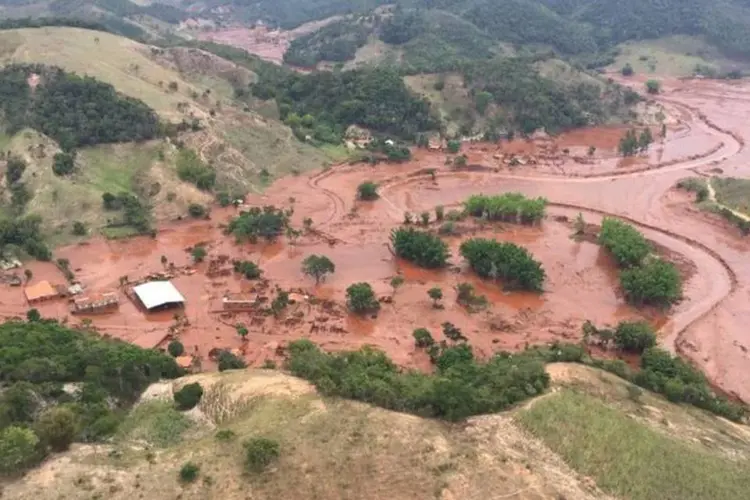 
	Samarco e Vale: o rompimento da barragem, al&eacute;m de poluir o Rio Doce, atingido pela lama que vazou da represa, impossibilitando, por exemplo, a pesca, deixou sem &aacute;gua cidades de MG e do ES
 (Corpo de Bombeiros/MG - Divulgação)