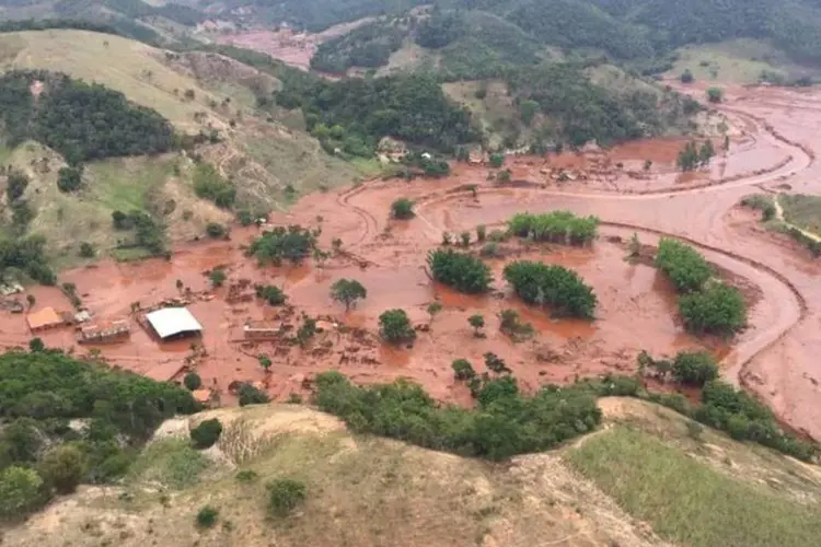 
	Desastre: barragens que se romperam pertencem &agrave; mineradora Samarco
 (Corpo de Bombeiros/MG - Divulgação)