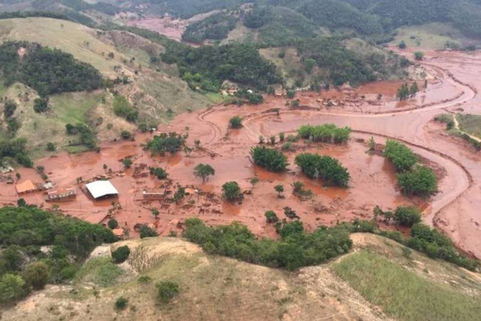 Lama de barragem já causou a morte de 11 toneladas de peixes