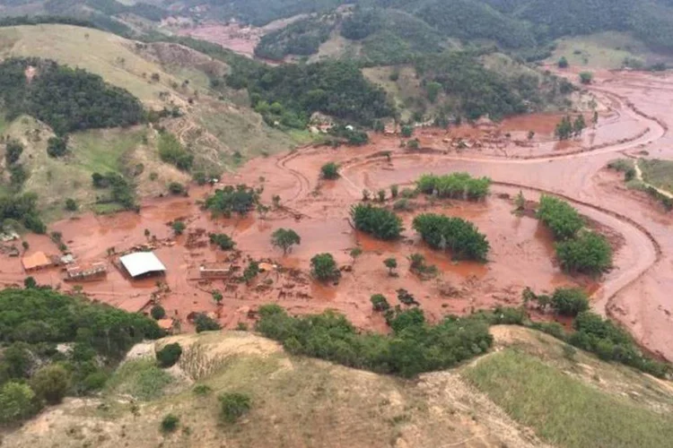 
	Barragens que se romperam pertencem &agrave; mineradora Samarco: &quot;&eacute; muito maior que 1 bilh&atilde;o de reais a ap&oacute;lice de properties&quot;, disse uma fonte
 (Corpo de Bombeiros/MG - Divulgação)