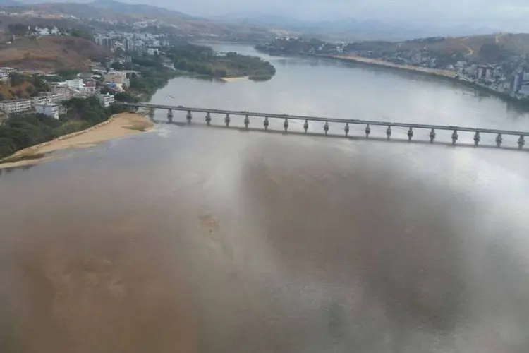 
	&Aacute;gua do Rio Doce fica mais escura por proximidade da lama: segundo o MPF, a Samarco est&aacute; oferecendo suprimentos para captura e transporte dos peixes
 (Secom/ES)
