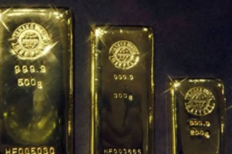 O ouro atingiu a cotação recorde de US$ 1400 a onça nesta segunda (Yoshikazu Tsuno/AFP)