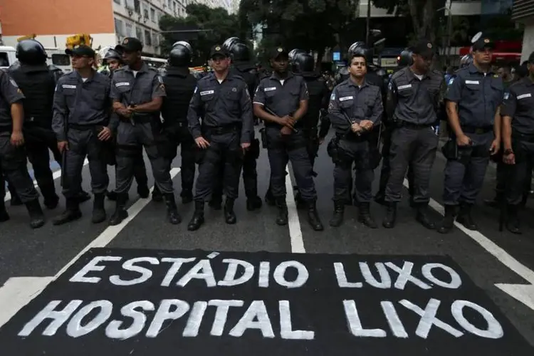 Policiais durante protesto no RJ: um adolescente foi encaminhado à delegacia por estar com sacarrolha (Pilar Olivares/Reuters)