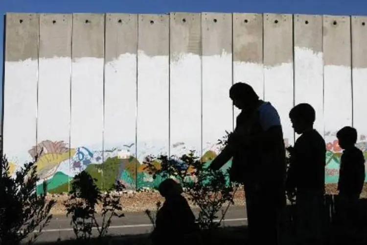 A barreira de segurança de Israel, construída em grande parte dentro da Cisjordânia ocupada (Jaafar Ashtiyeh/AFP)