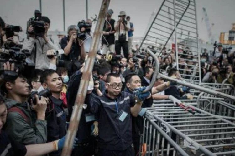 Barricadas são removidas em Hong Kong em meio a protestos pró-democracia (Philippe Lopez/AFP)