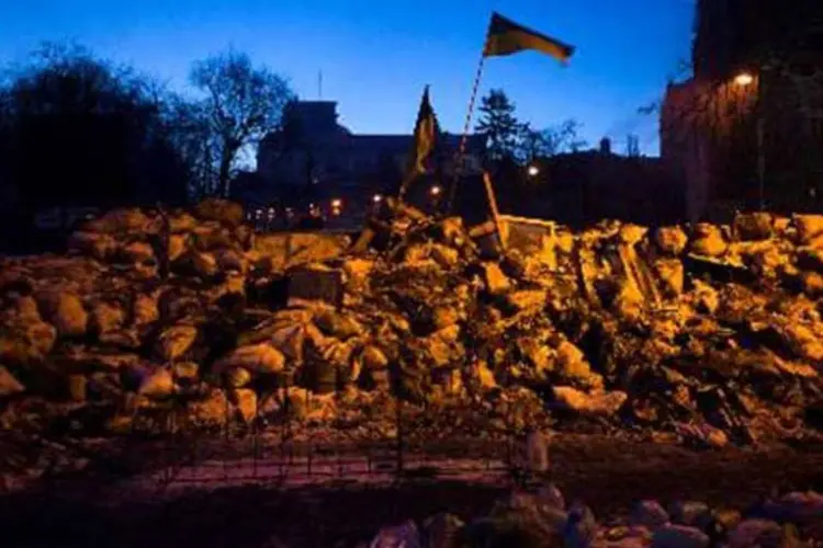 
	Barricadas em Kiev, Ucr&acirc;nia: Fitch observeu que reservas internacionais ca&iacute;ram a US$ 17,8 bilh&otilde;es no fim de janeiro, do n&iacute;vel j&aacute; baixo de US$ 20,4 bilh&otilde;es no fim de 2013
 (AFP)