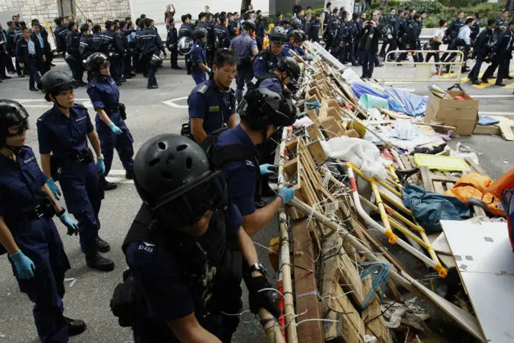 Barracas: policiais usaram alicates e motosserras para desmantelar barricadas e remover faixas de protesto (Liau Chung-ren/Reuters)