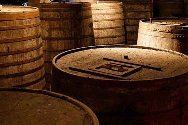 Barris de cacachaça no museu da Ypióca (Wikimedia Commons)