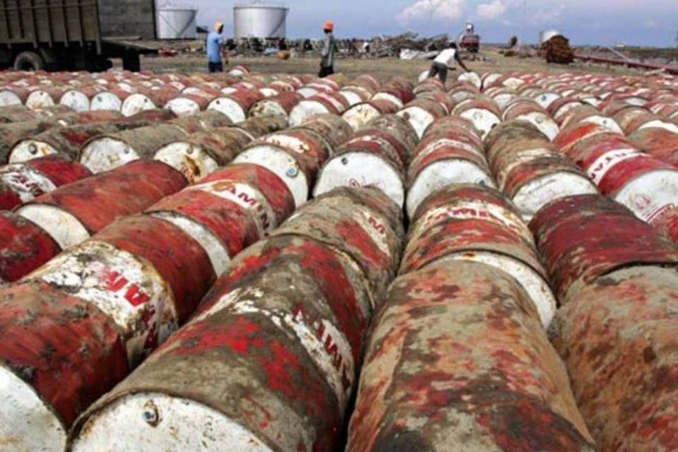 Irã armazena milhões de barris de petróleo em navios no mar