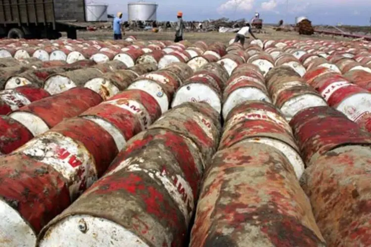 
	Barris de petr&oacute;leo: &agrave;s 9h25 (de Bras&iacute;lia), o brent para fevereiro, que vence no final da sess&atilde;o de hoje, recuava 0,04%, a US$ 106,71 por barril
 (Spencer Platt/Getty Images)