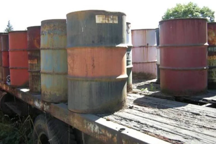 
	Barris de petr&oacute;leo: &agrave;s 8h25 (de Bras&iacute;lia), o petr&oacute;leo para junho perdia 1,21% na Nymex, a US$ 100,06 por barril
 (Joe Mabel/Wikimedia Commons)