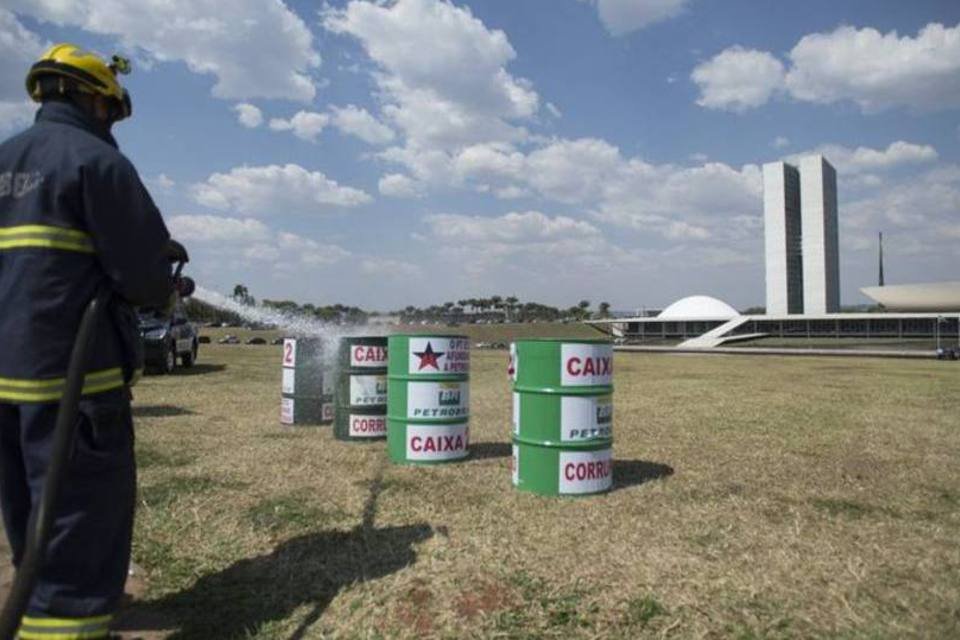 Barris vazios de petróleo são usados em protesto em Brasília
