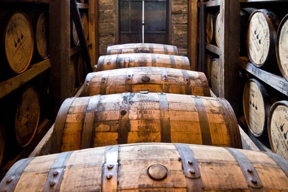 Barris de bourbon na destilaria Woodford em Versailles, no Kentucky (Ken Thomas/Wikimedia Commons)