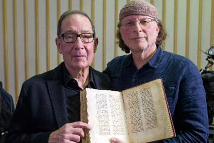O professor Barrie Wilson (E) e a documentarista Simcha Jacobovici exibem um exemplar do livro The Lost Gospel
 (Justin Tallis/AFP)