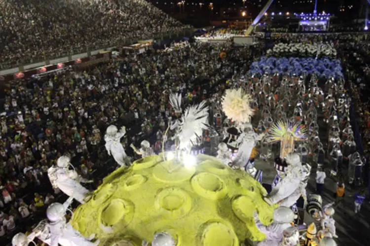 
	Desfile da Unidos da Tijuca, na Marqu&ecirc;s de Sapuca&iacute;:&nbsp;o n&uacute;mero de visitantes foi 5,8% maior no ano anterior, o que representa aproximadamente 50 mil pessoas, segundo c&aacute;lculos da Riotur.
 (Ricardo Moraes/Reuters)