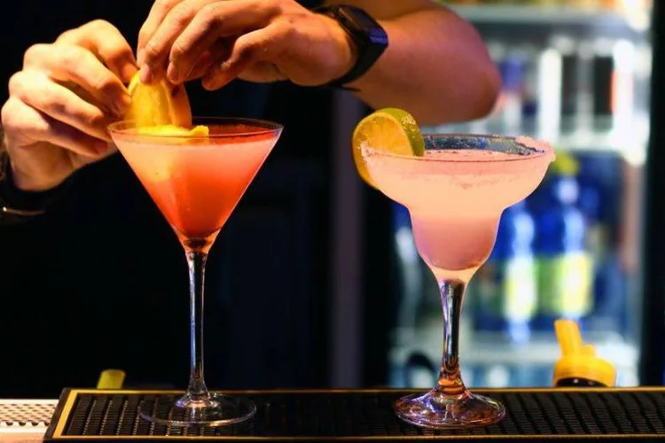 Bartender: empresa oferece capacitação profissional gratuita e online (Thinkstock/emituu/Divulgação)