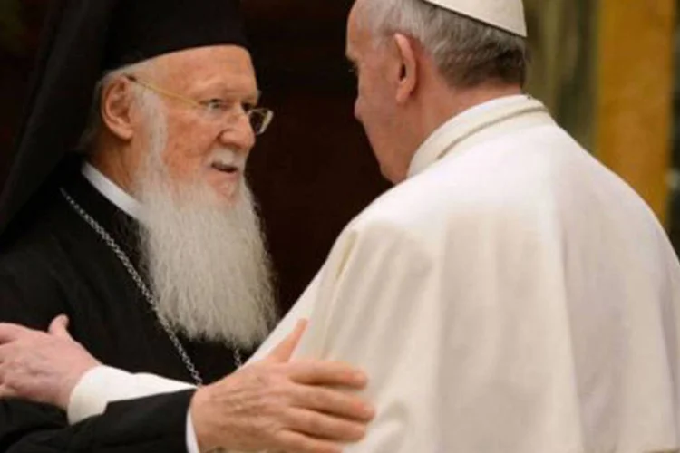 Francisco recebe Bartolomeu I no Vaticano: Bartolomeu I também foi o único líder a fazer uso da palavra durante a audiência-geral concedida a delegações de 33 igrejas cristãs e de outras religiões. (AFP)