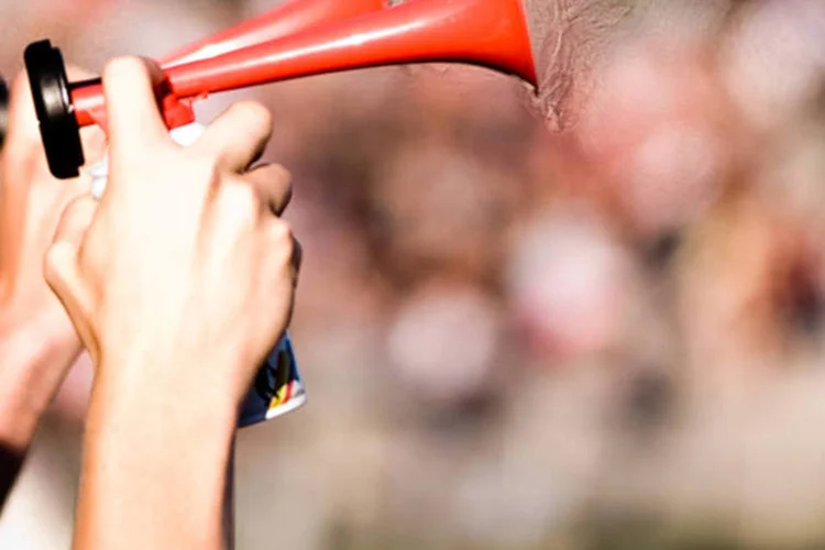 
	Barulho: excessos no tom de voz podem causar desconforto no colega ao lado
 (Stock.XCHNG)