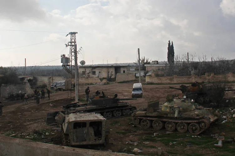 Base militar: insurgentes islâmicos, incluindo uma ala da al Qaeda na Síria, a Frente Nusra, tomaram na segunda-feira a base Wadi al-Deif (Stringer/Reuters/Reuters)