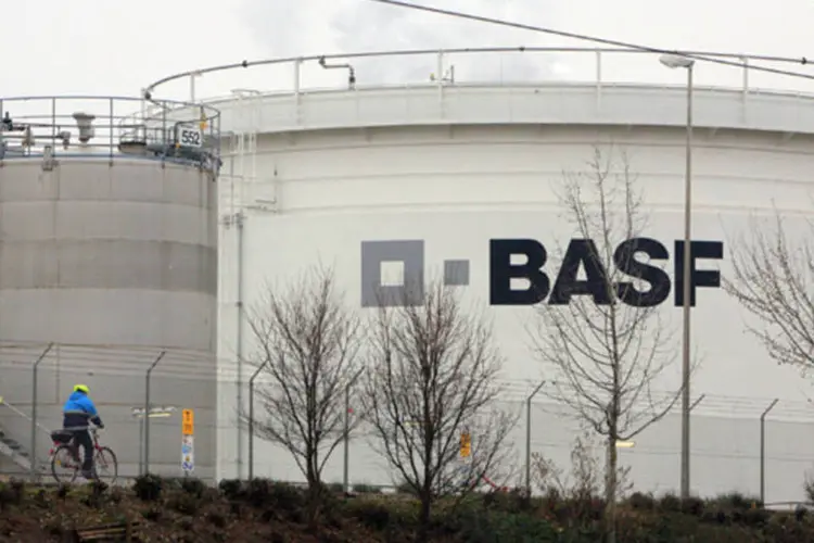 
	Tanques da Basf na Alemanha: a demanda de fabricantes de bens de consumo no Jap&atilde;o e nos EUA, e tamb&eacute;m da ind&uacute;stria eletr&ocirc;nica, deve fortalecer os lucros
 (Bloomberg)