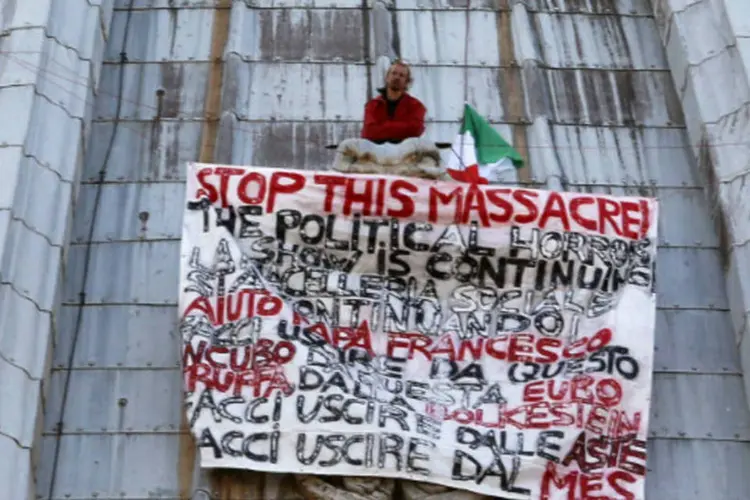 Empresário italiano Marcello Di Finizio escala a cúpula da Basílica de São Pedro, no Vaticano, para protestar contra as medidas de austeridade (REUTERS / Alessandro Bianchi)