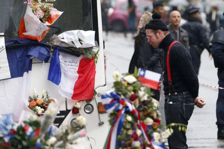 Músico do Eagles of Death Metal em frente ao Bataclan após atentados de Paris, dia 08/12/2015 (Charles Platiau / Reuters/Reuters)