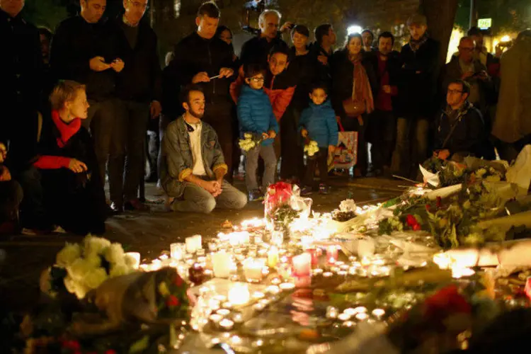 
	Flores e velas deixadas na cal&ccedil;ada em frente &agrave; casa de shows Bataclan, local de um dos ataques terroristas em Paris
 (Christopher Furlong/Getty Images)
