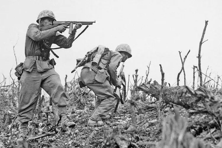 
	Soldados lutando na Batalha de Okinawa, na Segunda Guerra Mundial, em maio de 1945: 200 mil pessoas morreram no enfrentamento com os EUA
 (Divulgação/Wikicommons)