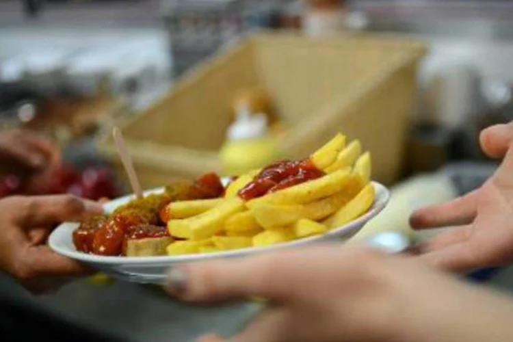 
	Batata frita e salsicha com molho curry: &quot;Nova redu&ccedil;&atilde;o nas quantidades dessas gorduras na dieta americana poder&aacute; evitar 20.000 ataques de cora&ccedil;&atilde;o&quot;, segundo comunicado
 (AFP)