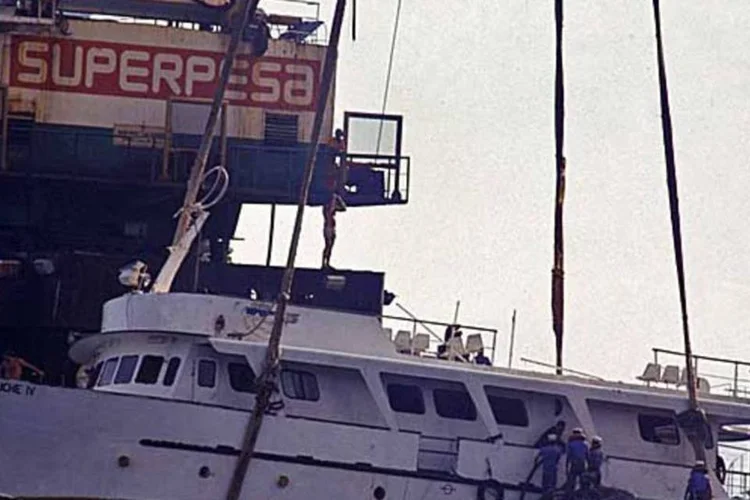 Guindaste resgata o barco Bateau Mouche IV, na Baía de Guanabara (VEJA)