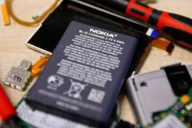 Bateria de um celular Nokia (Dominic Ebenbichler/Reuters)