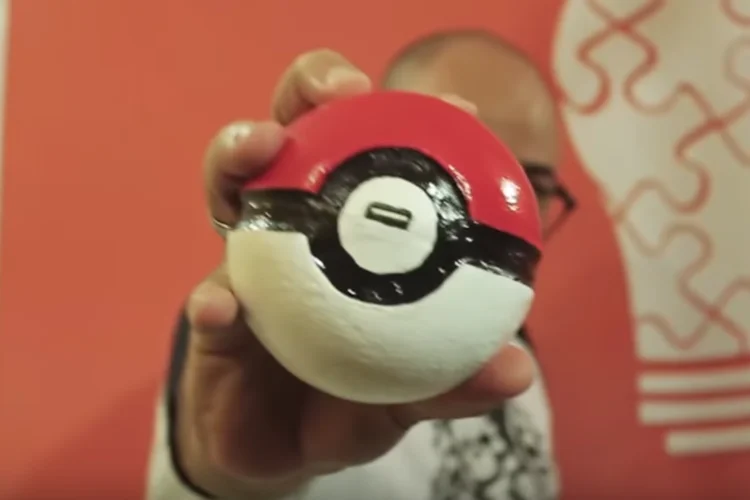 Pokémon Go: vídeo mostra como fazer case de bateria portátil em forma de PokéBola (Reprodução/YouTube)