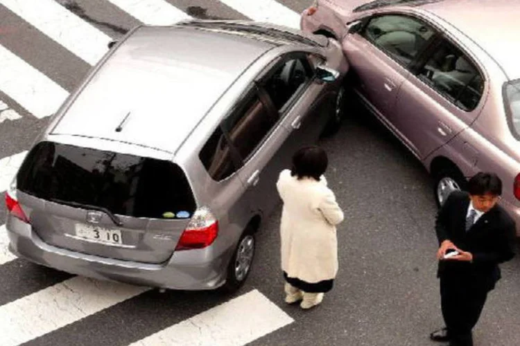 
	Batida de carro: a express&atilde;o &quot;de encontro a&quot; tem significado de &ldquo;contra&rdquo;, &ldquo;em oposi&ccedil;&atilde;o a&rdquo;, &ldquo;para chocar-se com&rdquo;
 (GettyImages)