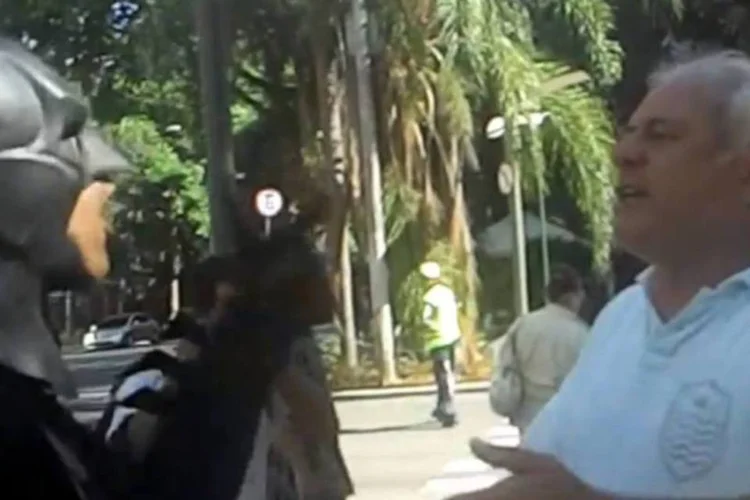 Batman e morador do Leblon discutem no dia de rolezinho marcado em frente ao shopping do bairro (Repropdução / YouTube / Canal Protestos Rio)
