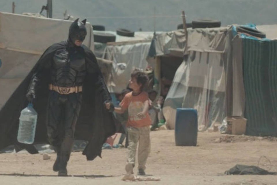 Batman ajuda menino refugiado em comercial da War Child