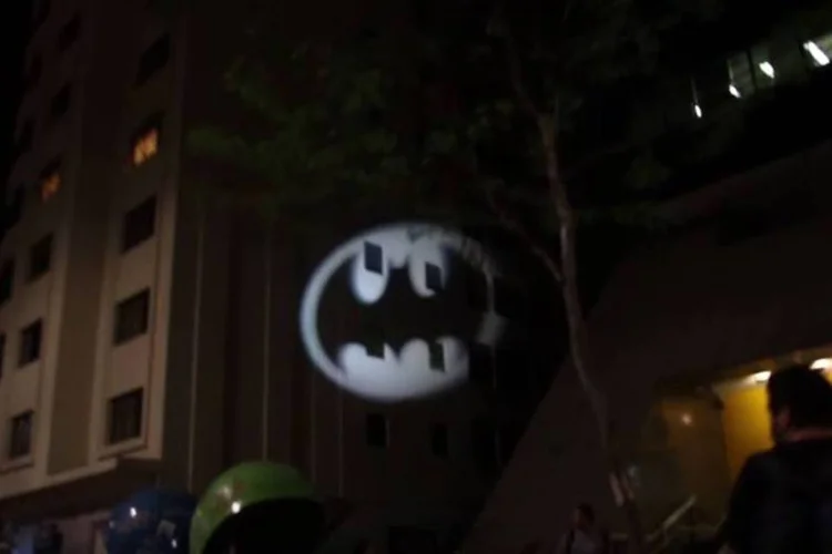 
	Bat-sinal projetou o conhecido s&iacute;mbolo do Batman nos edif&iacute;cios de v&aacute;rias avenidas da cidade, como Paulista
 (Reprodução/YouTube)