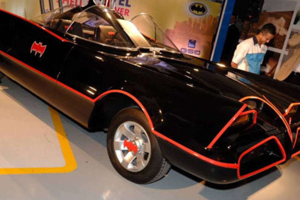 Raízen e Warner Bros. expõem Batmóvel dos anos 1960