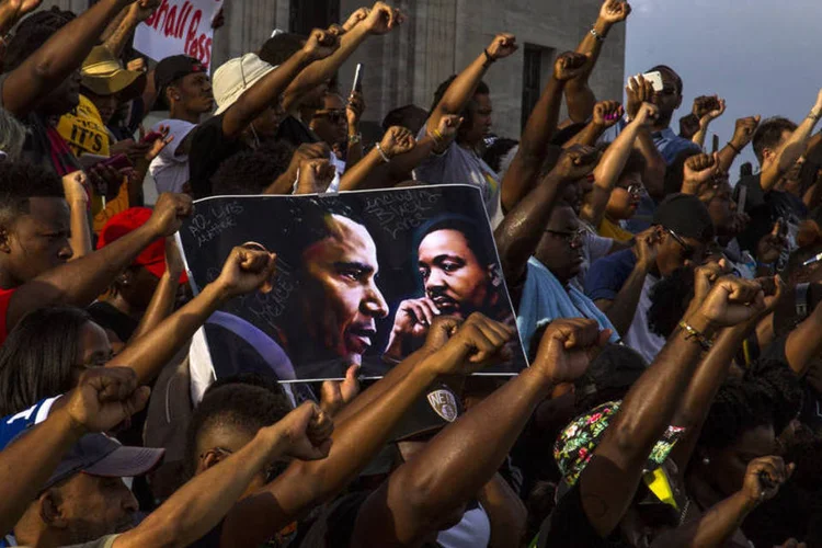 Tensão racial: levantamento mostra que negros têm até três vezes mais chances de ser mortos por policiais do que brancos (Mark Wallheiser / Getty Images)