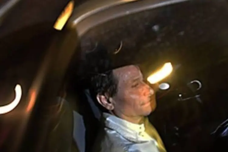 Cesare Battisti no carro, saindo da prisão (Agência Brasil)