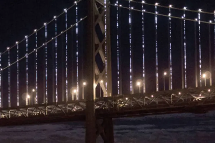Golden Gate: artista distribuiu pela ponte 25 mil lâmpadas em cabos verticais, que piscam em coreografias únicas (Divulgação)